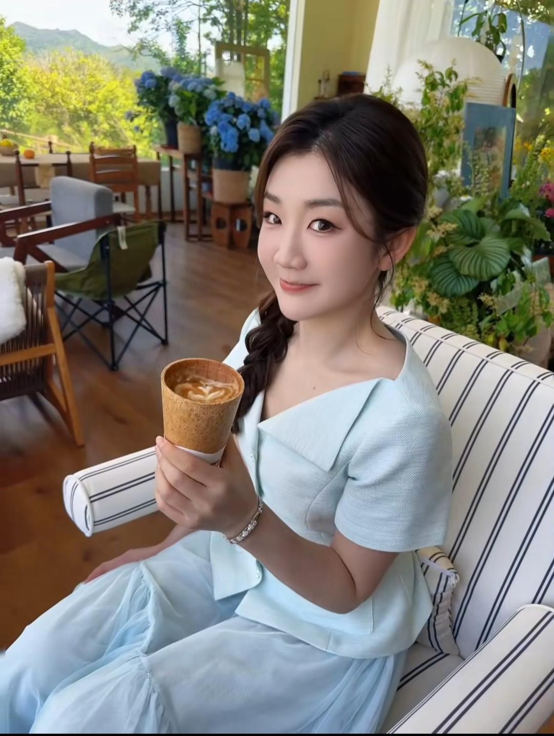 乒乓球女生退役后，只有陈梦在走比较偏女生的风格，除了出席一些跟乒乓球有关的活动穿