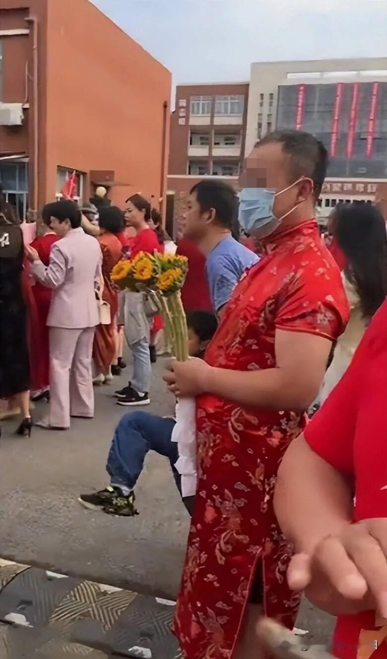 明天就要高考了，盲猜一下，今年又有多少家长要出洋相：打扮得妖里妖气，穿着开叉到胳