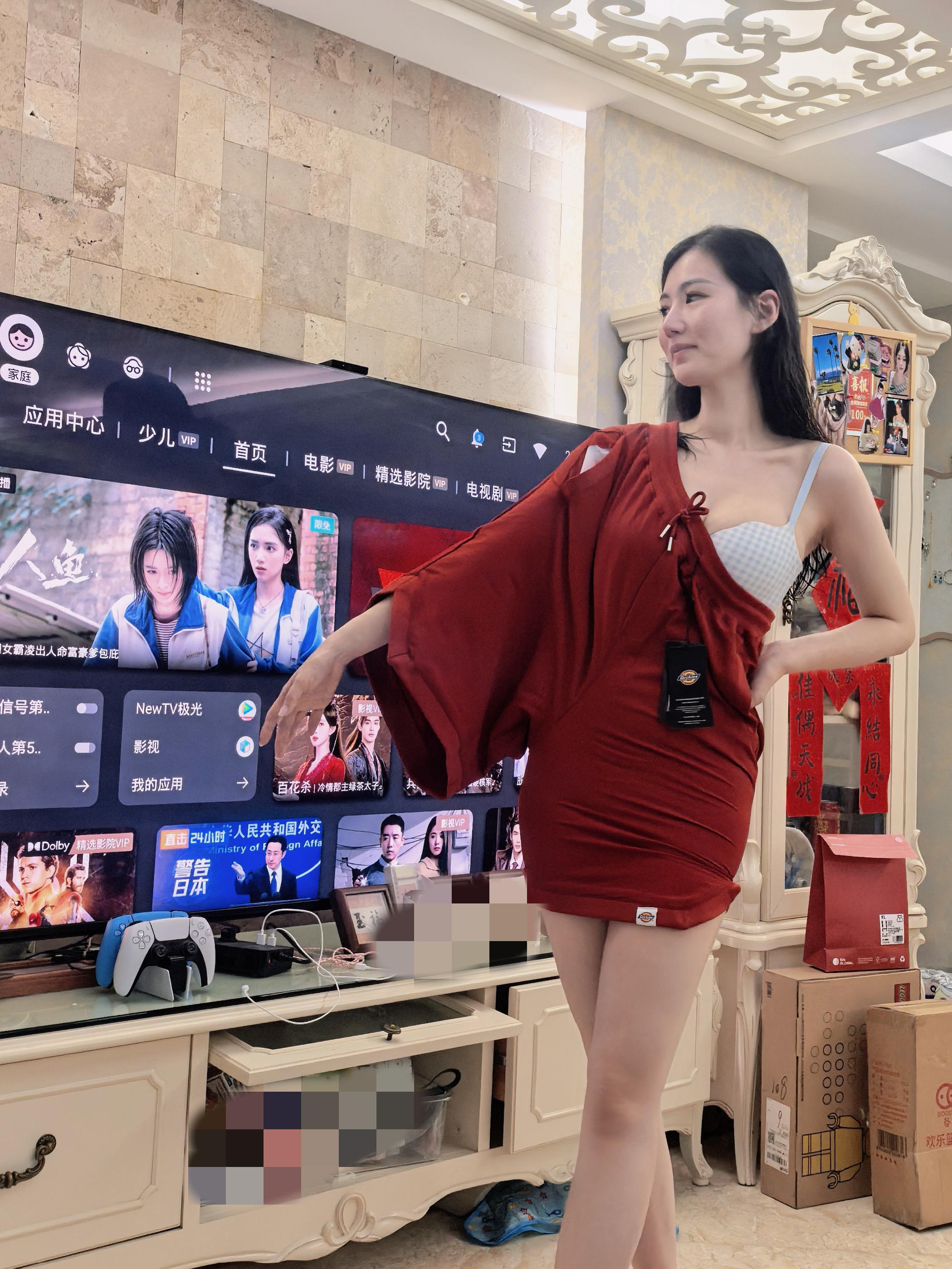 昨晚薛老师拆了一个我给他买的红裤子结果买的3xl太大了他：给你当裙子穿算了然后就