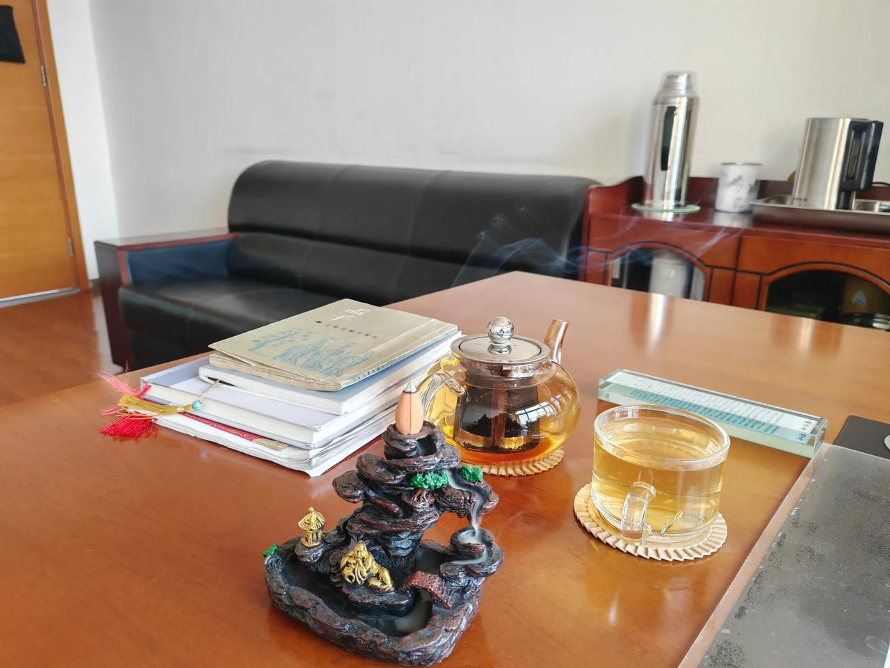 书若能读无须古，
山若有水景自雅。
一杯清茶观流云，
心如野鹤闲云中。