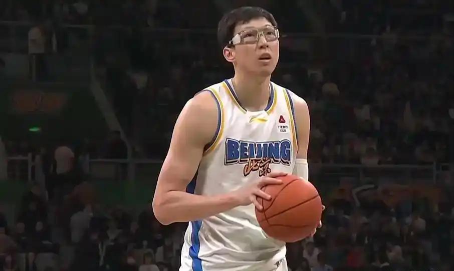 昨晚的比赛，周琦用实际行动告诉我们：罚球这事儿，有时候真的得看缘分！
北京北汽队