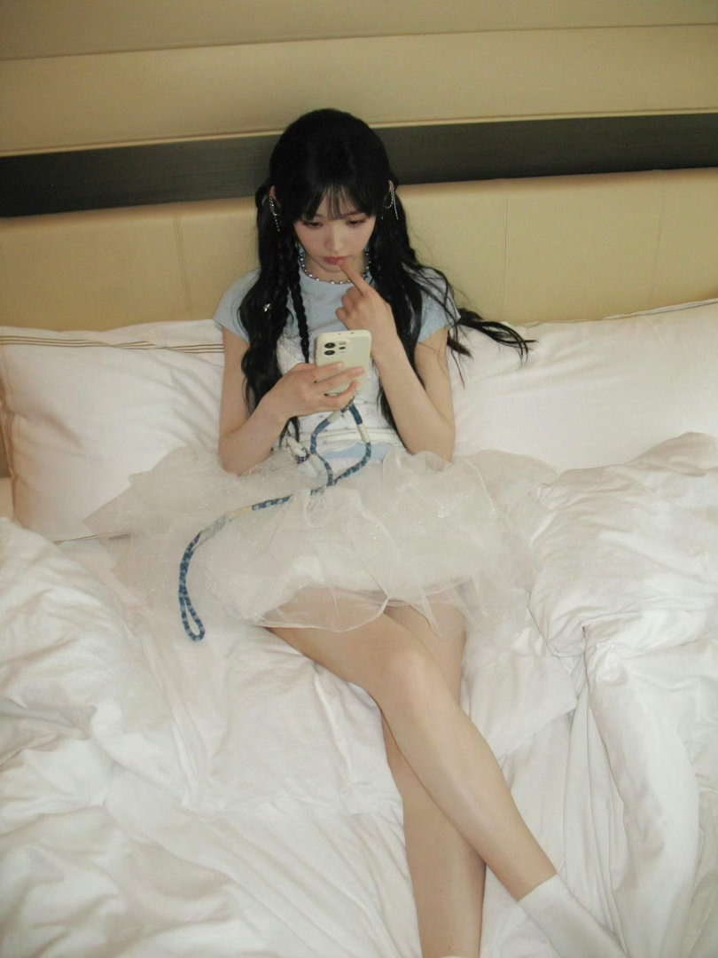 其实今天这身很爱豆 但是化妆真的我真的超想看薇薇的爱豆妆拜托来一个靠谱的化妆师吧