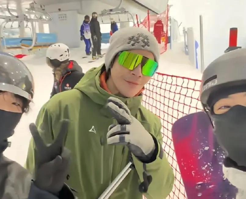 有网友在深圳华发冰雪世界，偶遇向佐郭碧婷一家，带着孩子玩雪！没想到向华强也去了，