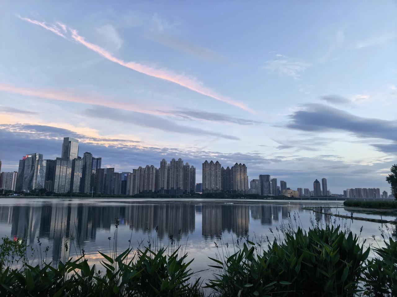 地点：武汉市
时间：2026年7月18日傍晚7：30时
天气：白天晴，36℃，预