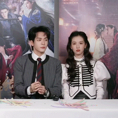 曾舜晞陈都灵反手比心 被雾妄拾光狠狠拿捏了🥹月鳞绮纪直播里曾舜晞陈都灵反手比心