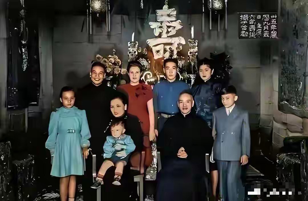 1946年，蒋介石六十大寿当天一张罕见全家福，一家人难得同框 