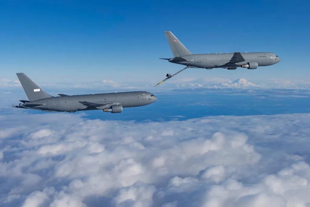 第一架以色列KC-46空中加油机和美国空军KC-46加油机对接授油。真是一对好兄