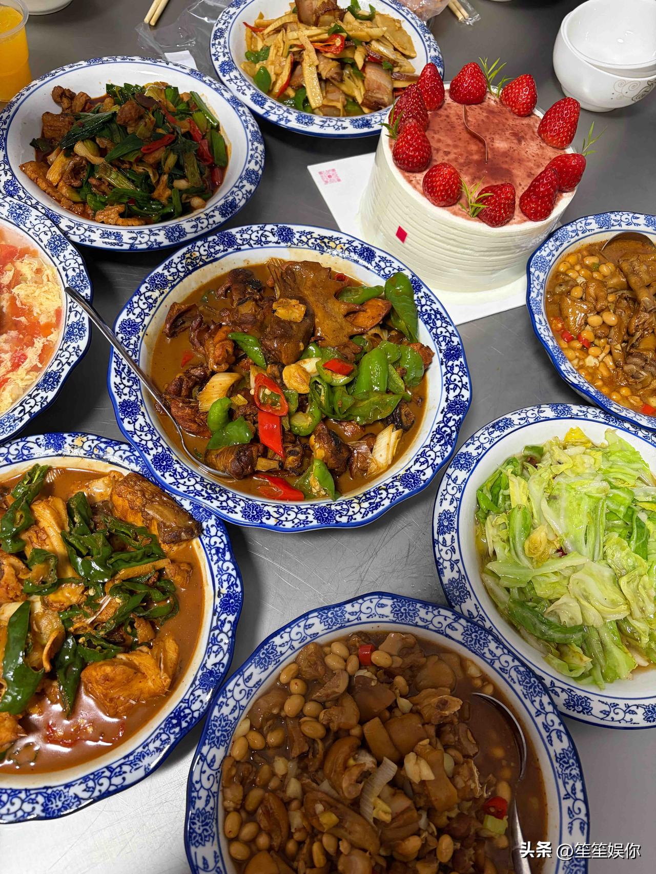 海底捞真的太会自救了，现在居然直接开卖炒菜+麻辣香锅，完全跳出火锅圈。食材还是那