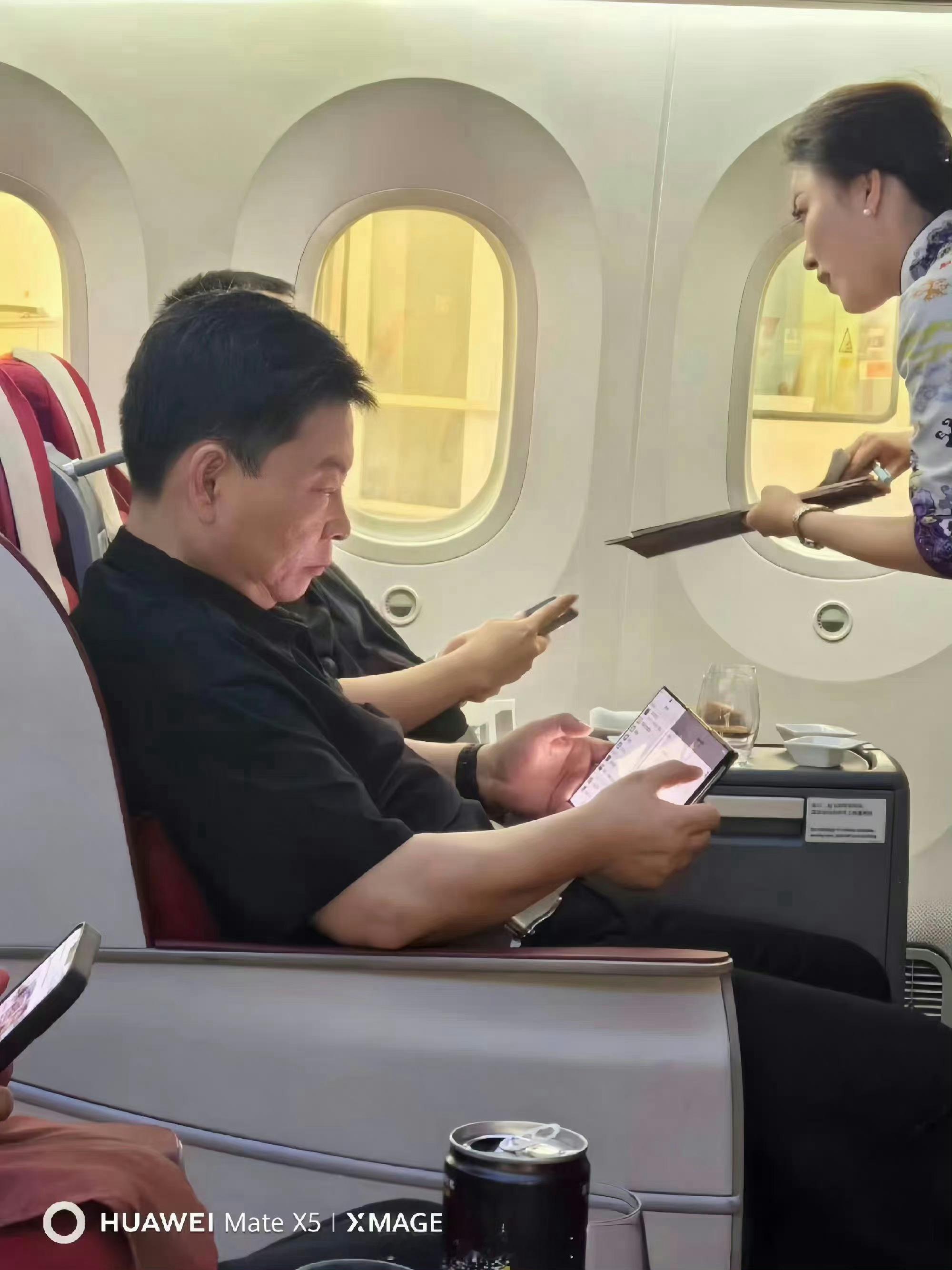 内折外折大统一了，打开就是平板，折上就是手机，感觉摄像头在最右侧，所以从左边先外