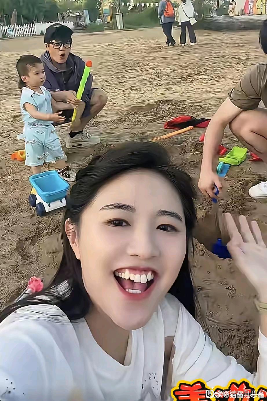 我发现，金龟子比她闺女看着年轻。带外孙挖沙子，还以为她是妈妈呢。金龟子从央视退休