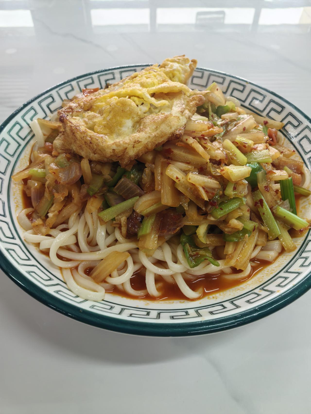 晒图笔记大赛每天午餐特色面，百吃不厌你来看。新疆特色你来尝，流连忘返嘴还馋。