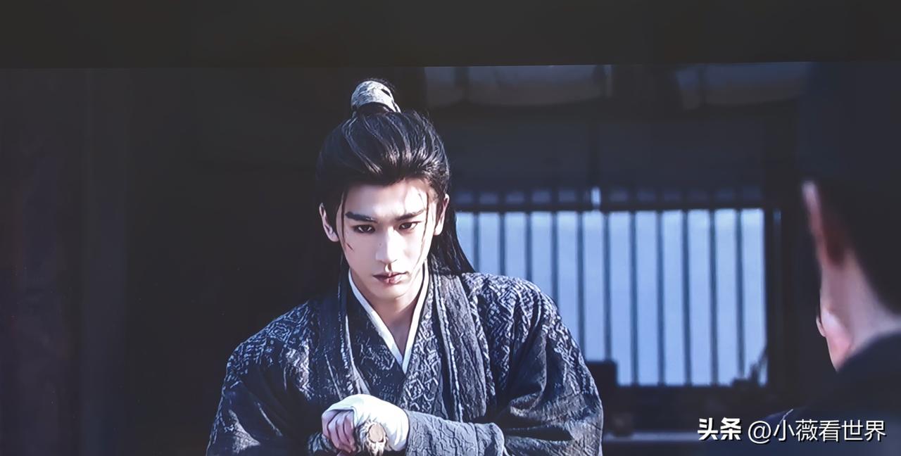 不得不说张凌赫是真帅呀，不过《逐玉》里的他是真惨，这不又被弄得伤痕累累了。

且