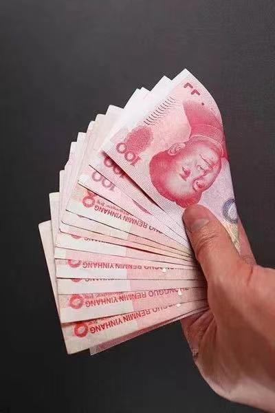 甘肃酒泉，男子是银行员工，他在为客户办理300元存款业务时，误存成49000元。