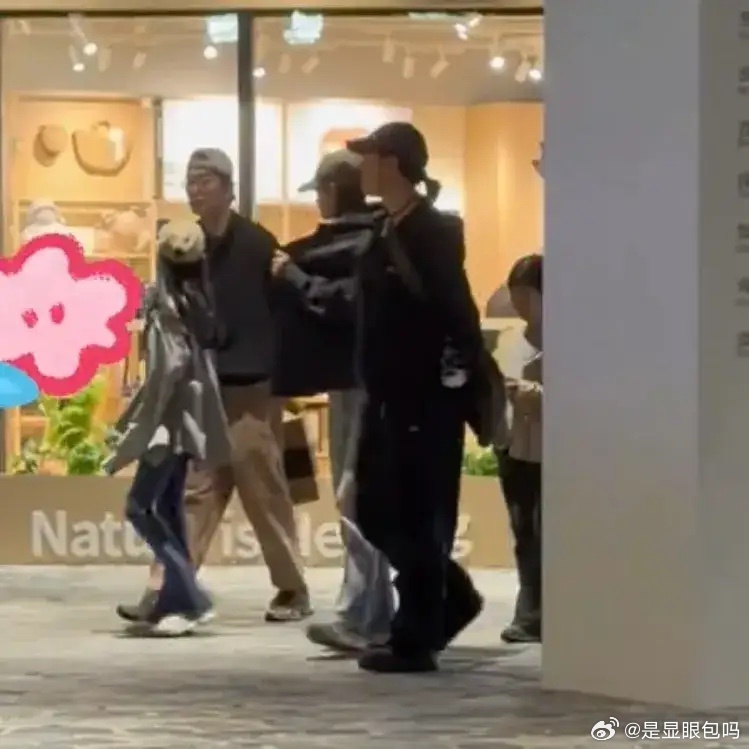 偶遇朱亚文沈佳妮一家四口，俩女儿高挑苗条，纤细漫画腿十分抢镜！ 