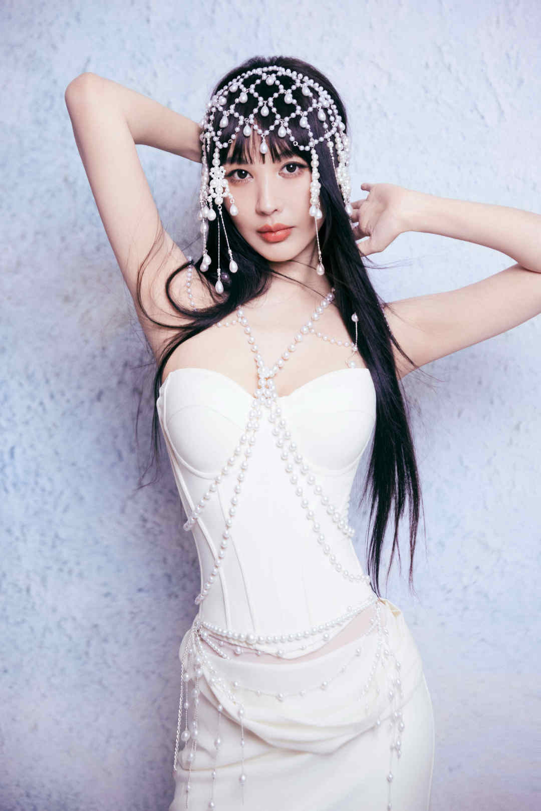 李菲儿珍珠链条头饰看的出来李菲儿是真的饿了 哇塞，李菲儿这新造型简直是美到让人心