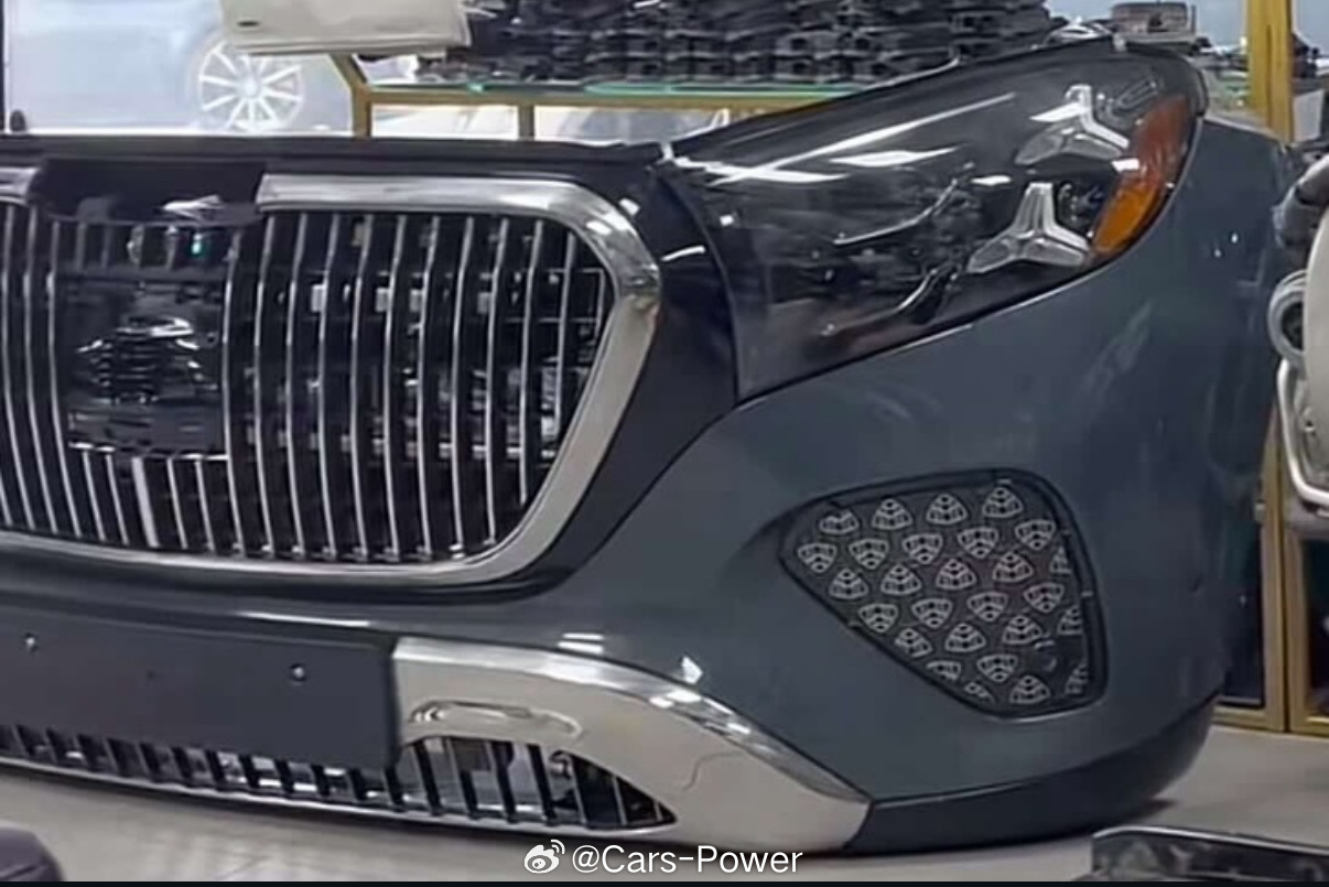 新款迈巴赫S级前脸曝光更多镀铬更多logo浮夸吗？ 