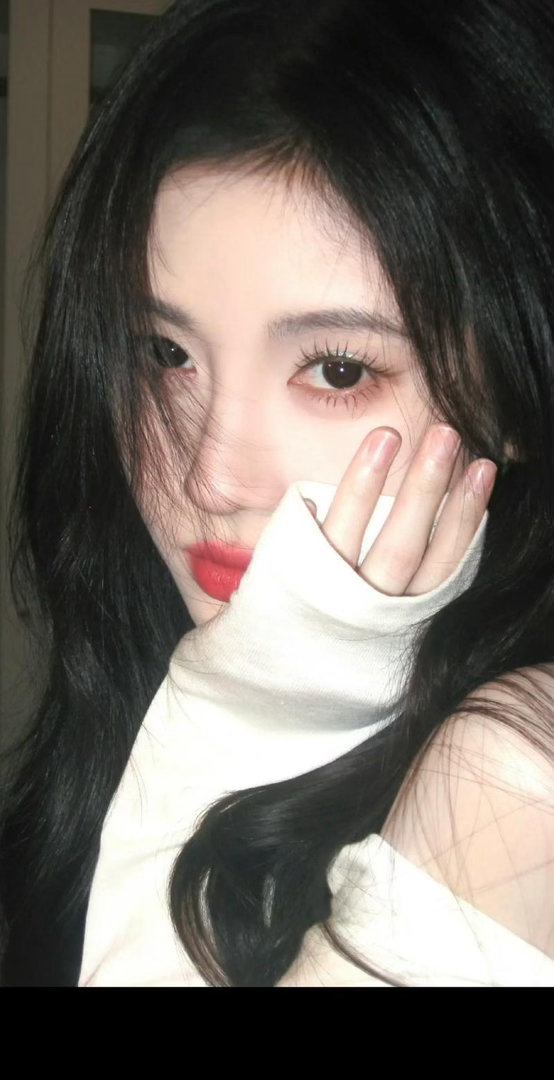 鞠婧祎布灵布灵闪闪发光 鞠婧祎布灵布灵的样子，像是把星河穿在了身上，每一个角度都