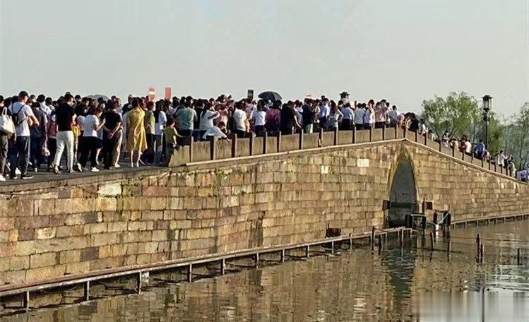 西湖景点的名称有点怪。“长桥