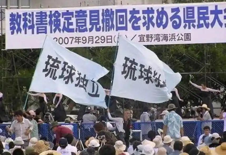 对日本何必着急军事打击呢？
一，经济制裁。
二，历史清算。
三，琉球地位未定论。