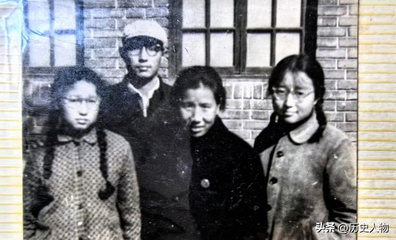 1966年的一天夜里，父亲的警卫员潘叔叔带我乘坐老式吉普车前往文武路公安局大院探