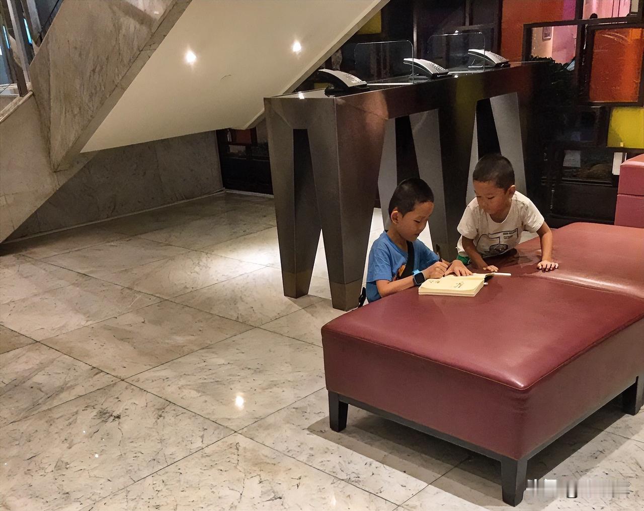 （1271）：宋昊然随身带着画本画笔，走到哪里就画到哪里，他太热爱画画了，可惜与