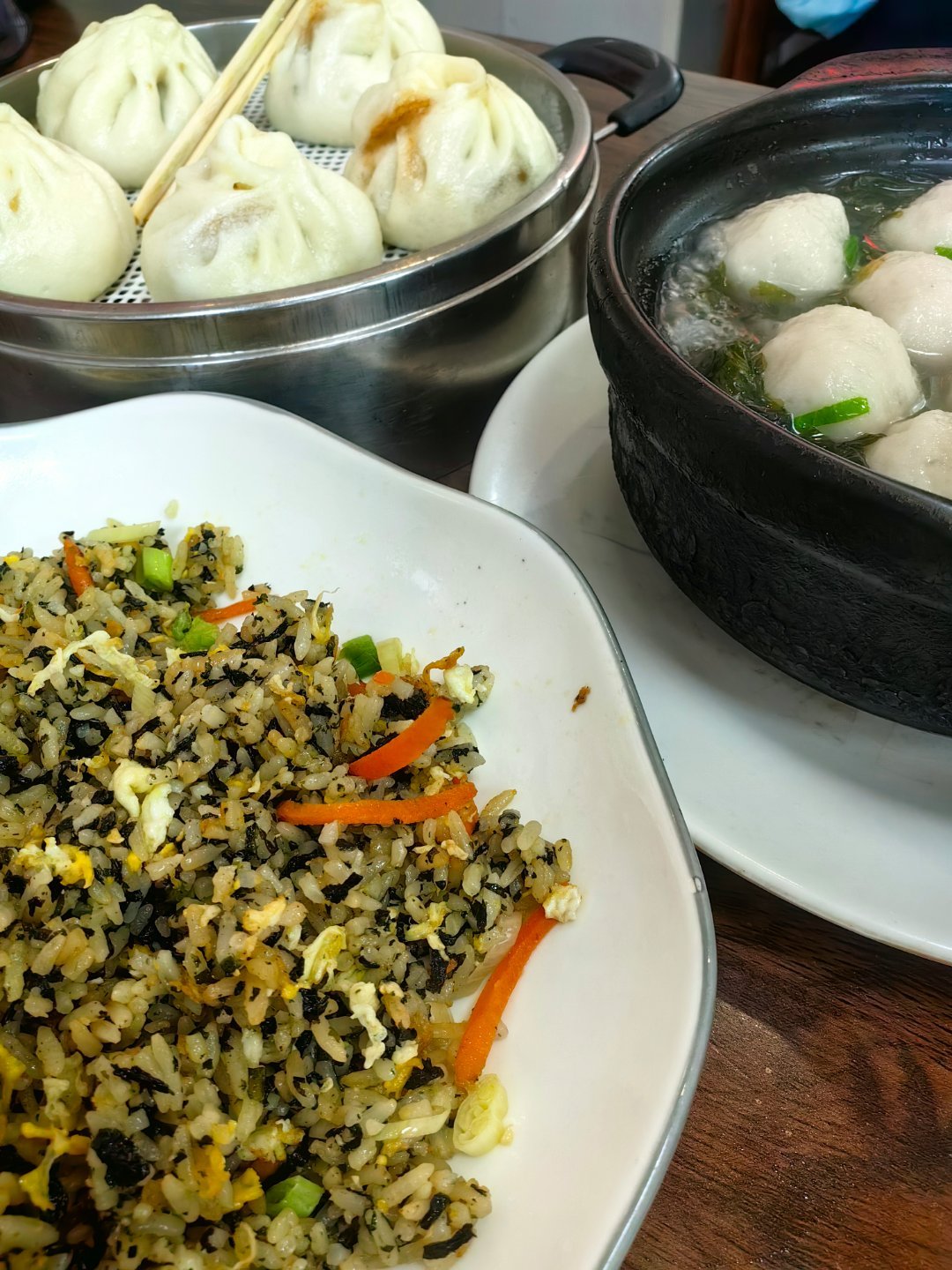 *在路上*紫菜炒饭+鱼丸汤+酱肉小笼，好吃的早点，明天再来...自驾游第12天.