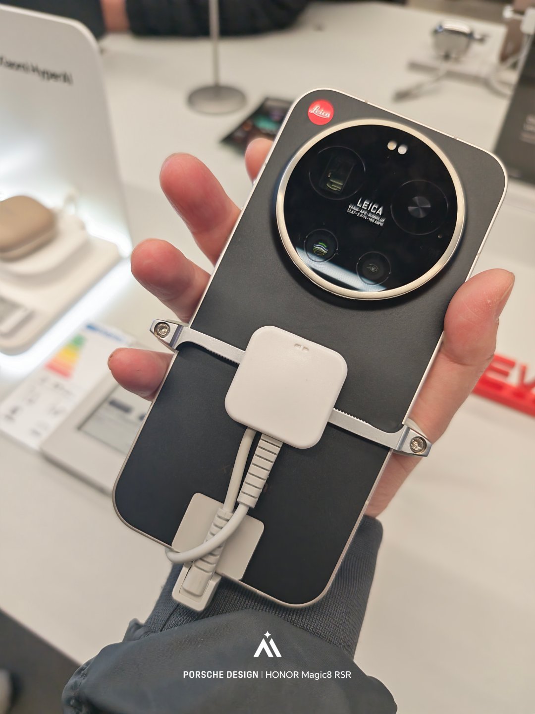 打卡巴塞罗那的小米手机店，人流不少，新发布的海外版小米17 Ultra徕卡版摸了