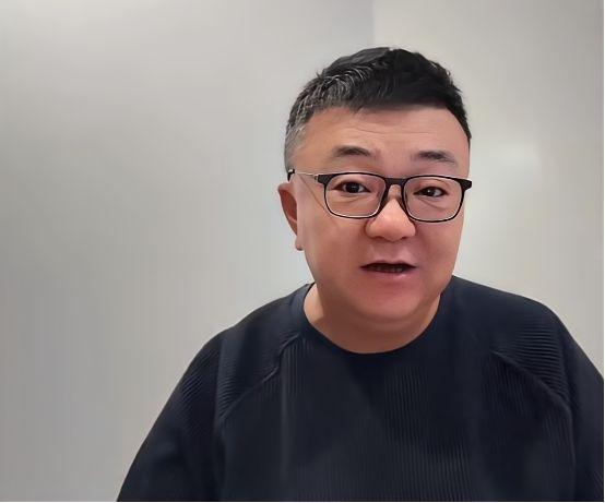 孙臣曦从足球小将退队那天，孙爸恨不得放鞭炮庆祝，转头就把董路骂成"骗子"；半年后