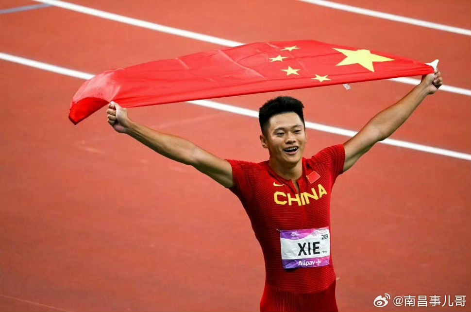 谢震业说对世锦赛更有信心了东京世锦赛前，谢震业在洲际巡回赛男子100米跑出10秒