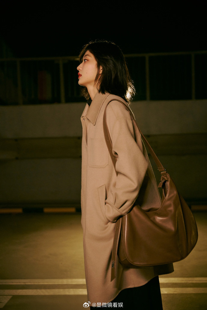 孙千米兰时装周首秀 孙千出发米兰时装周 好米啊孙千，短发搭配暖黄色大衣，温柔飒爽