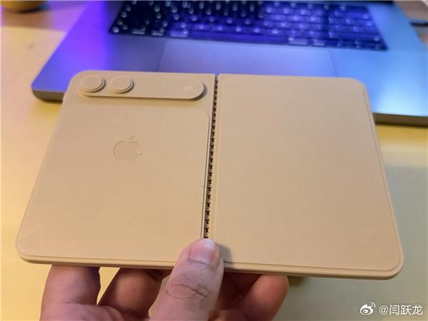 iPhoneFold机模出炉从模型来看，iPhone Fold折叠后外形接近正方