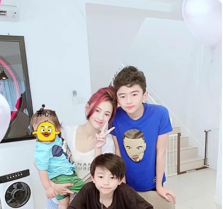 谢霆锋正在逐渐关注张柏芝和孩子的成长。他与两个儿子的联系日益密切。谢霆锋在一次采