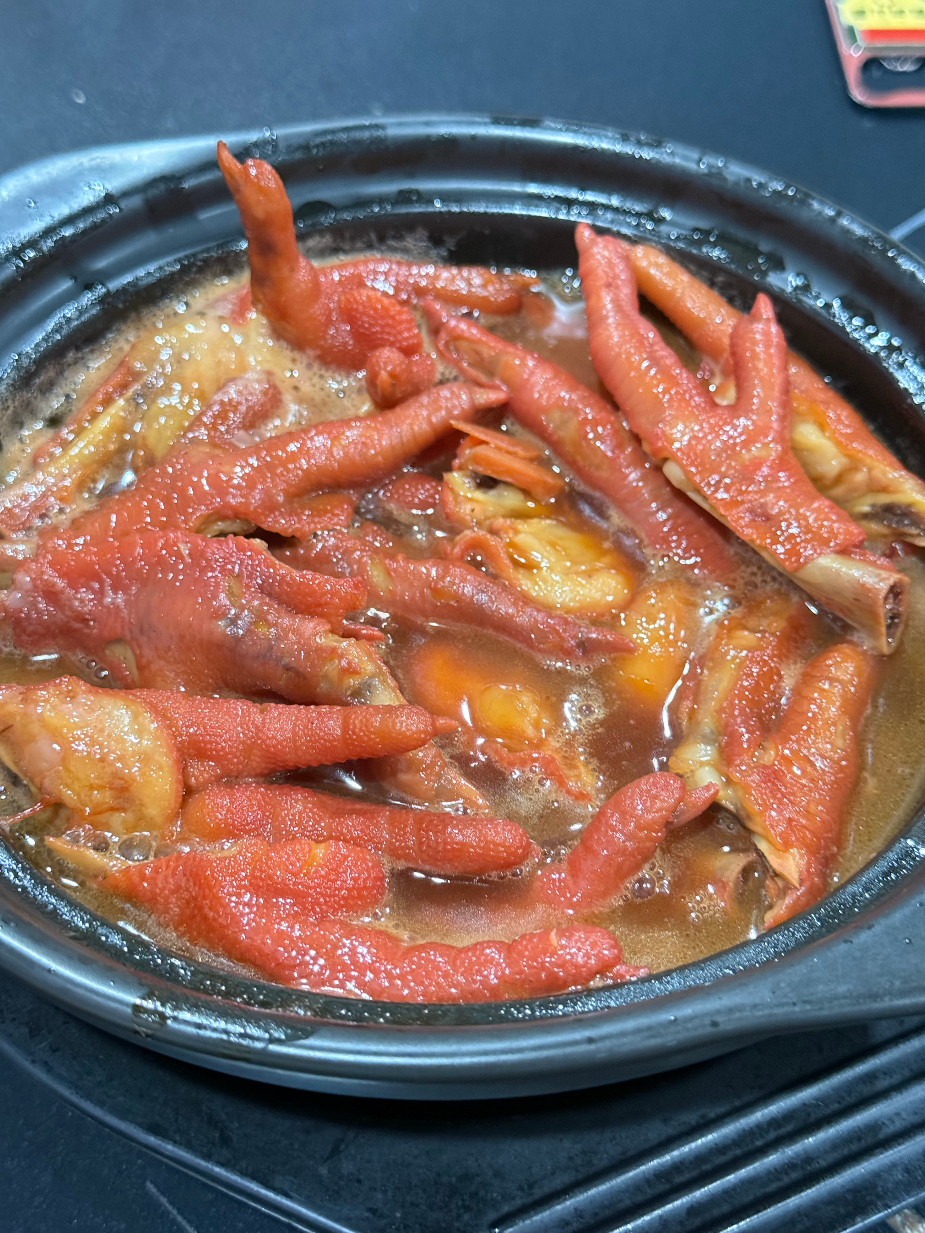 你们晚上吃什么？用红酒煮的鸡爪子味道居然不错