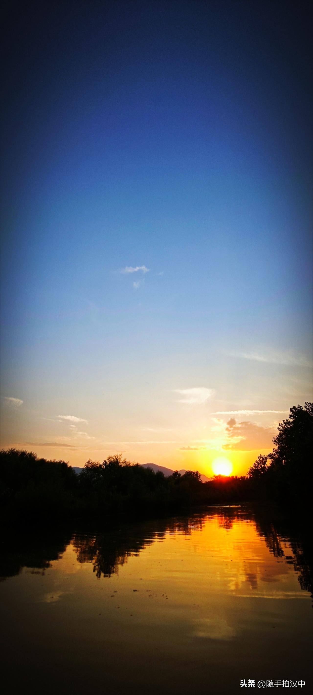 夏日的傍晚，很美！绚烂红光边缘上的一朗光晕，更妩媚，并没有给人"夕阳无限好，只是