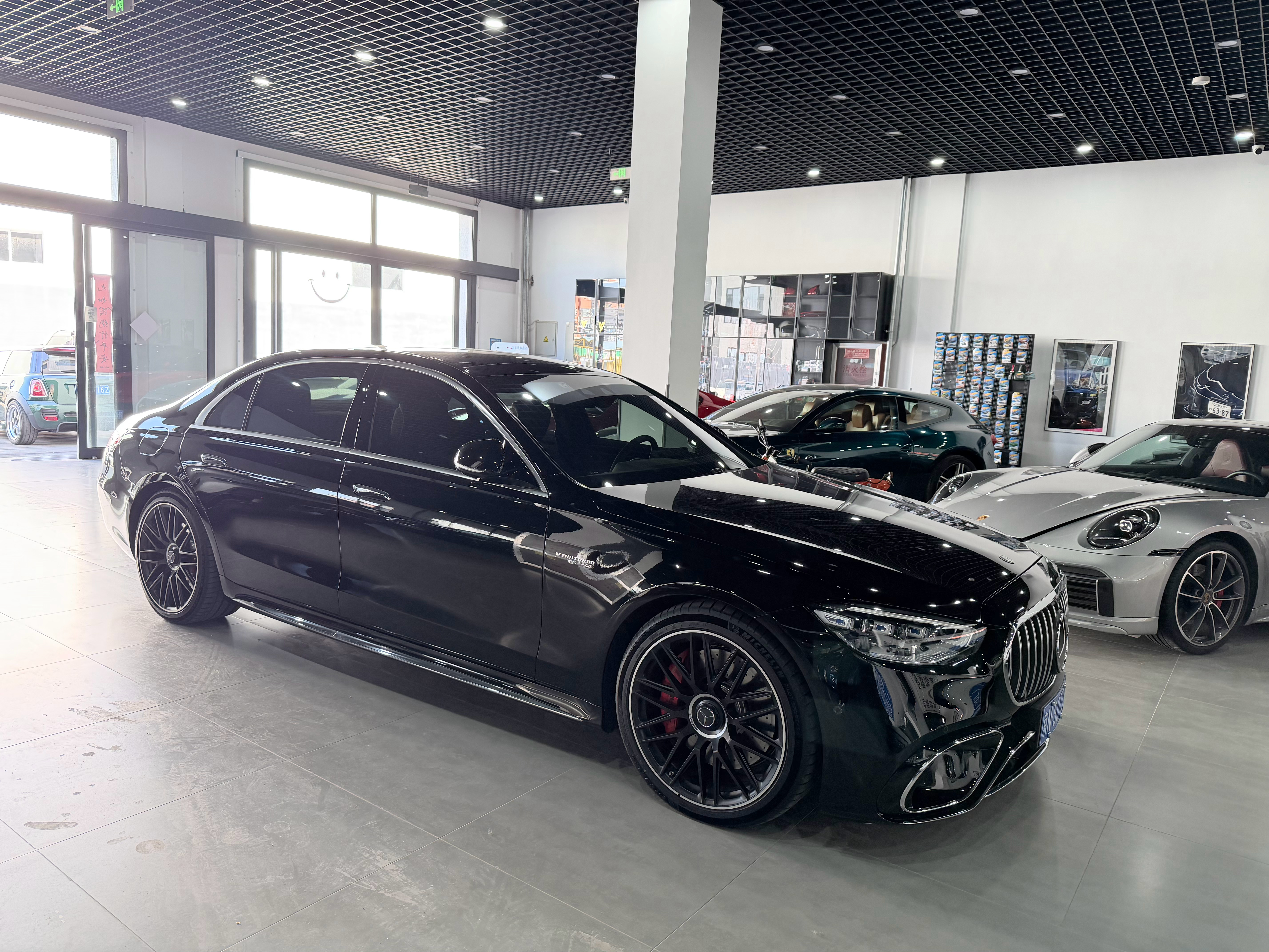 一般客户看车都把车停外面嘛 但比如有些义薄云天的大哥 他总消费就有VIP待遇 他