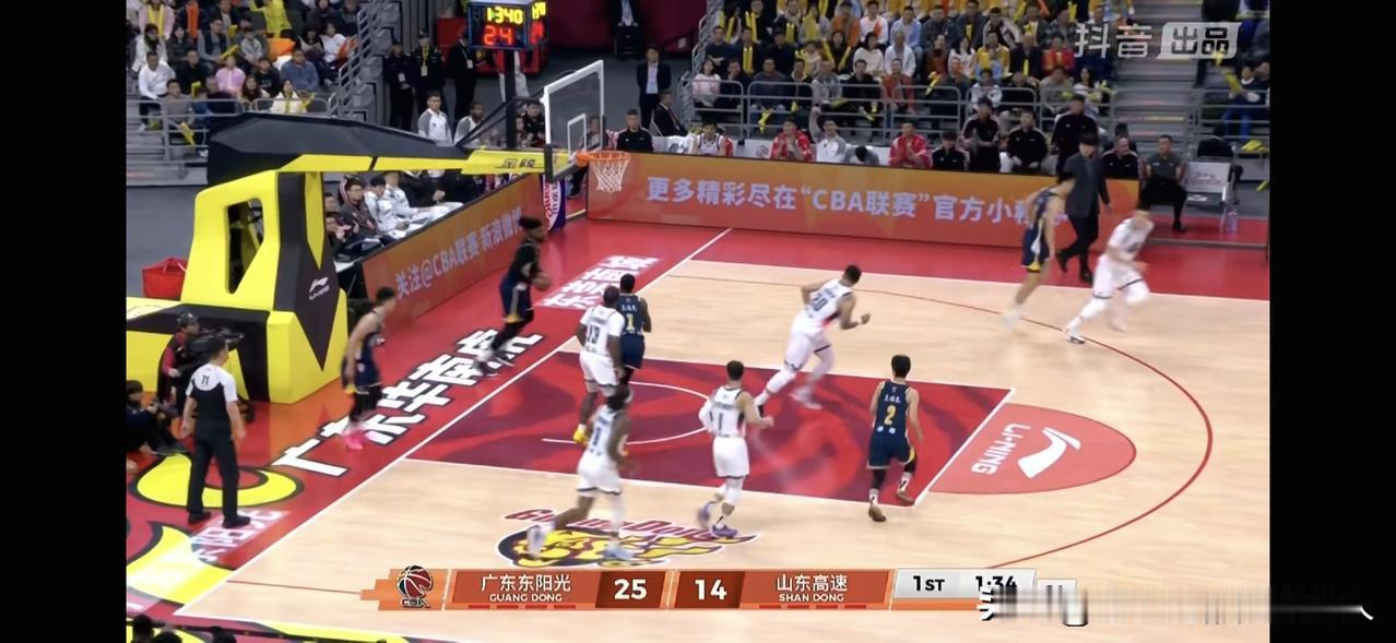 邱彪脑子卡了吗？山东14:13和广东打的有来有回时，换上鲍威尔结果被广东三分钟打