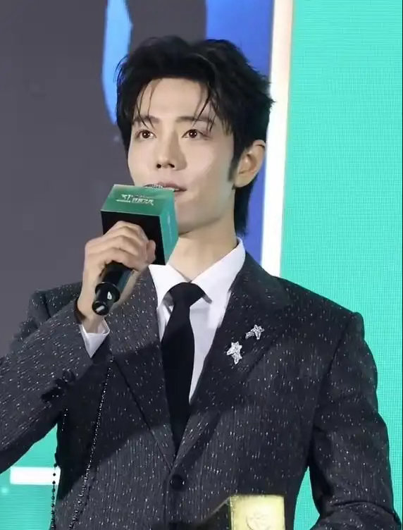 白玉兰红毯：孙俪美上天，杨幂水蛇腰吸睛，杨紫端庄，肖战引全场尖叫 