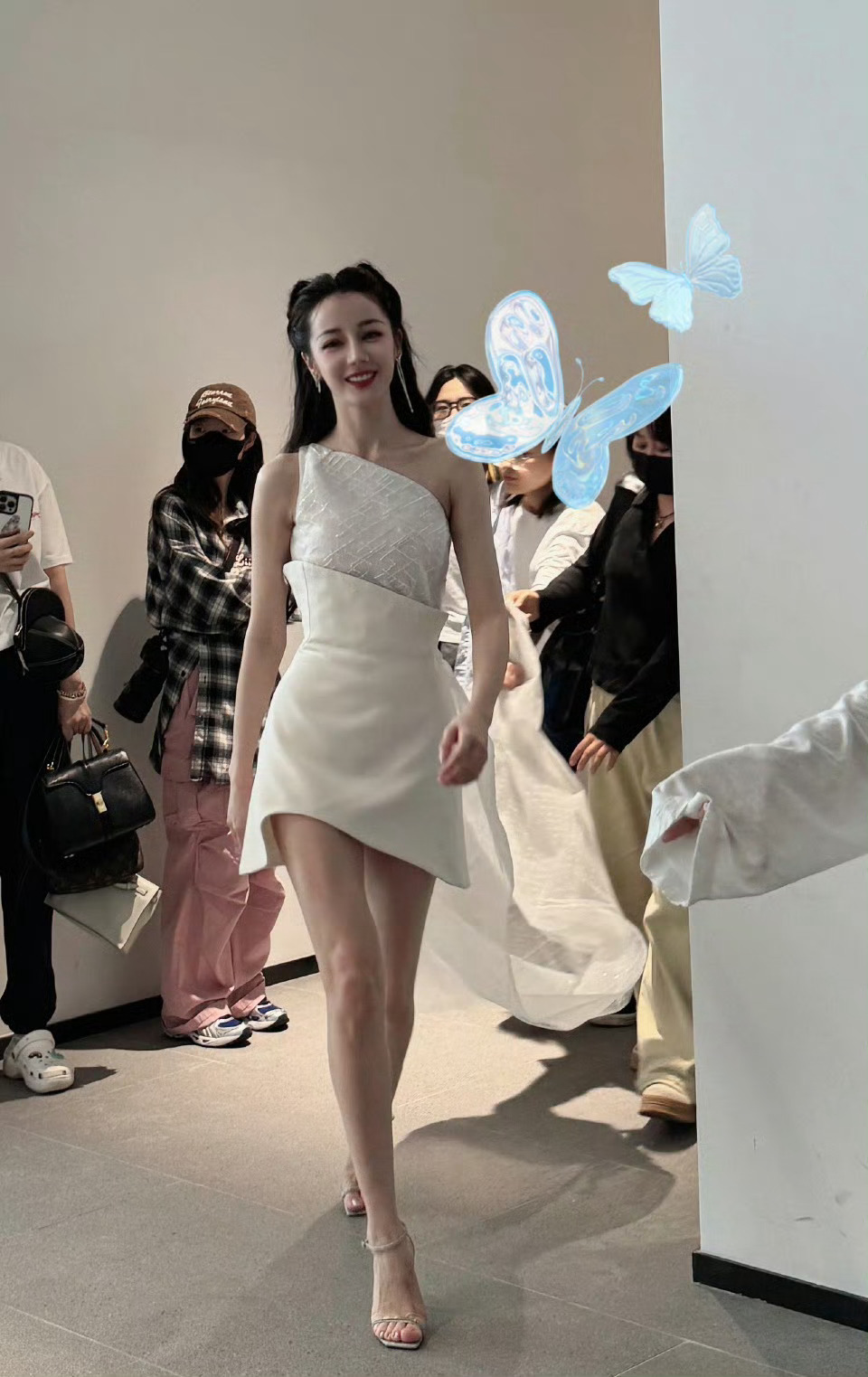 迪丽热巴六一碰生日迪丽热巴 美的好权威，随便拍的生图都好美[好喜欢] ​​​