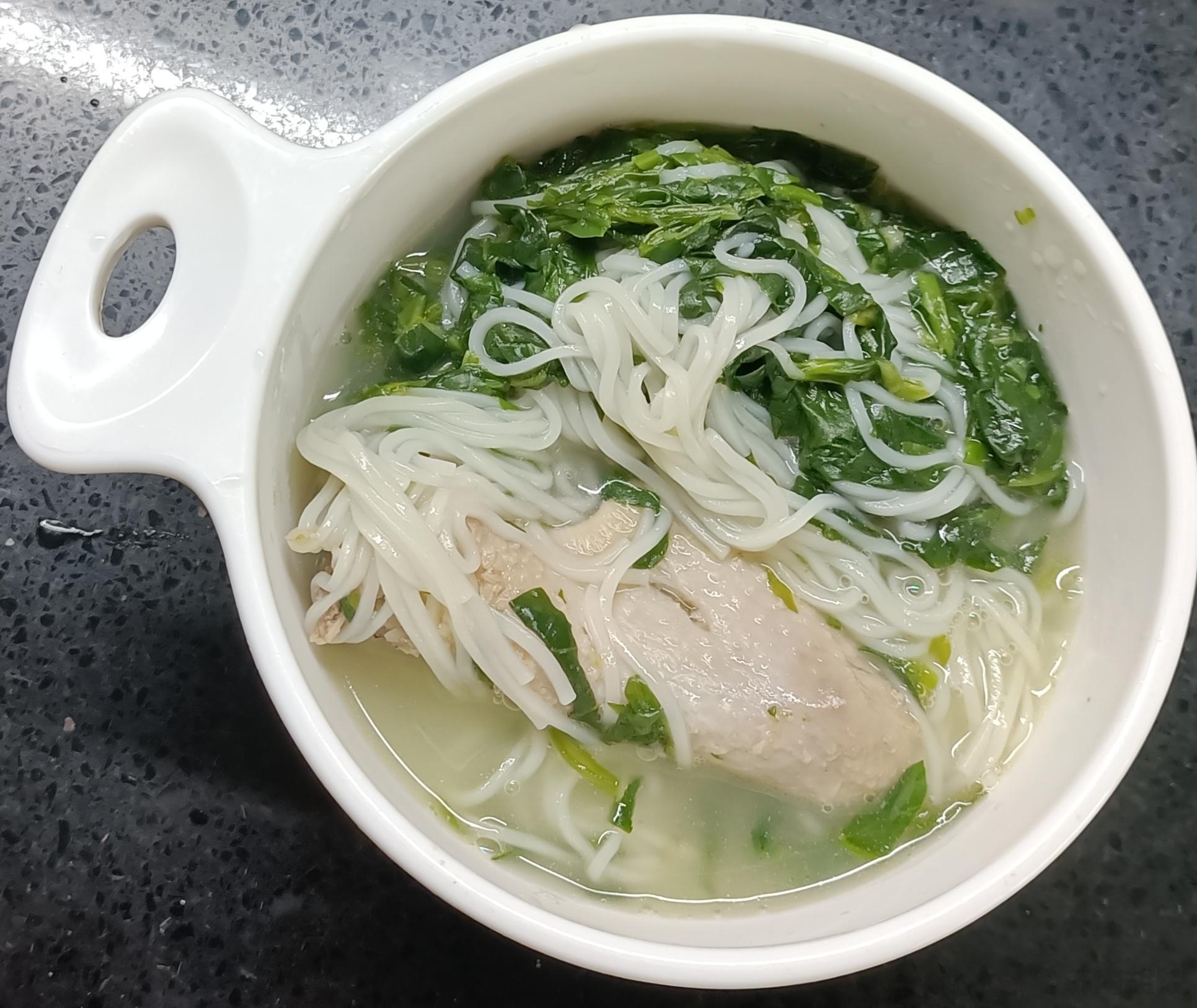 #糖糖的饭饭##科学育儿营养护航# 昨天午餐：鸡汤鸡肉菠菜面；晚餐：南瓜，豆沙包