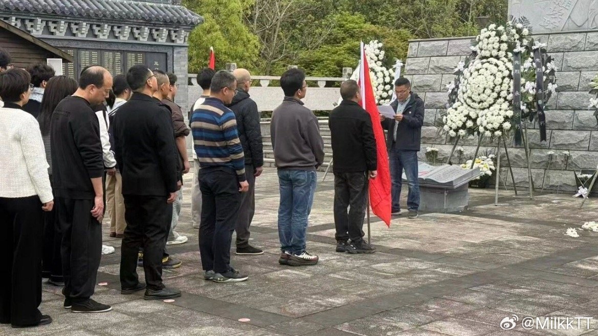 台州师生绕碑献花缅怀先烈三门亭旁高级中学组织师生前往亭旁起义纪念碑开展祭英烈活动