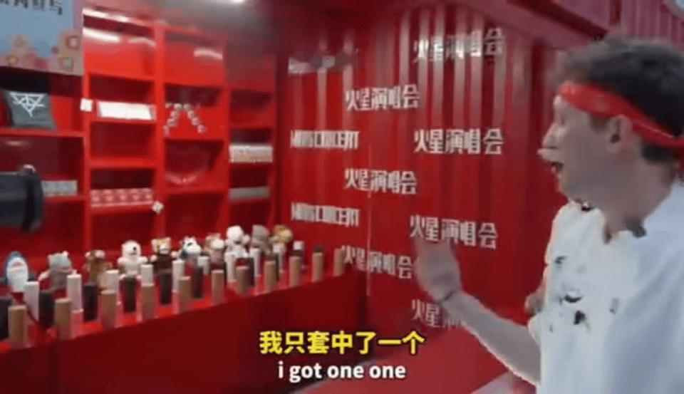 华晨宇带着埃文凯尔玩套圈 太羡慕埃文凯尔了！不仅能和华晨宇面对面聊天，还能一起玩