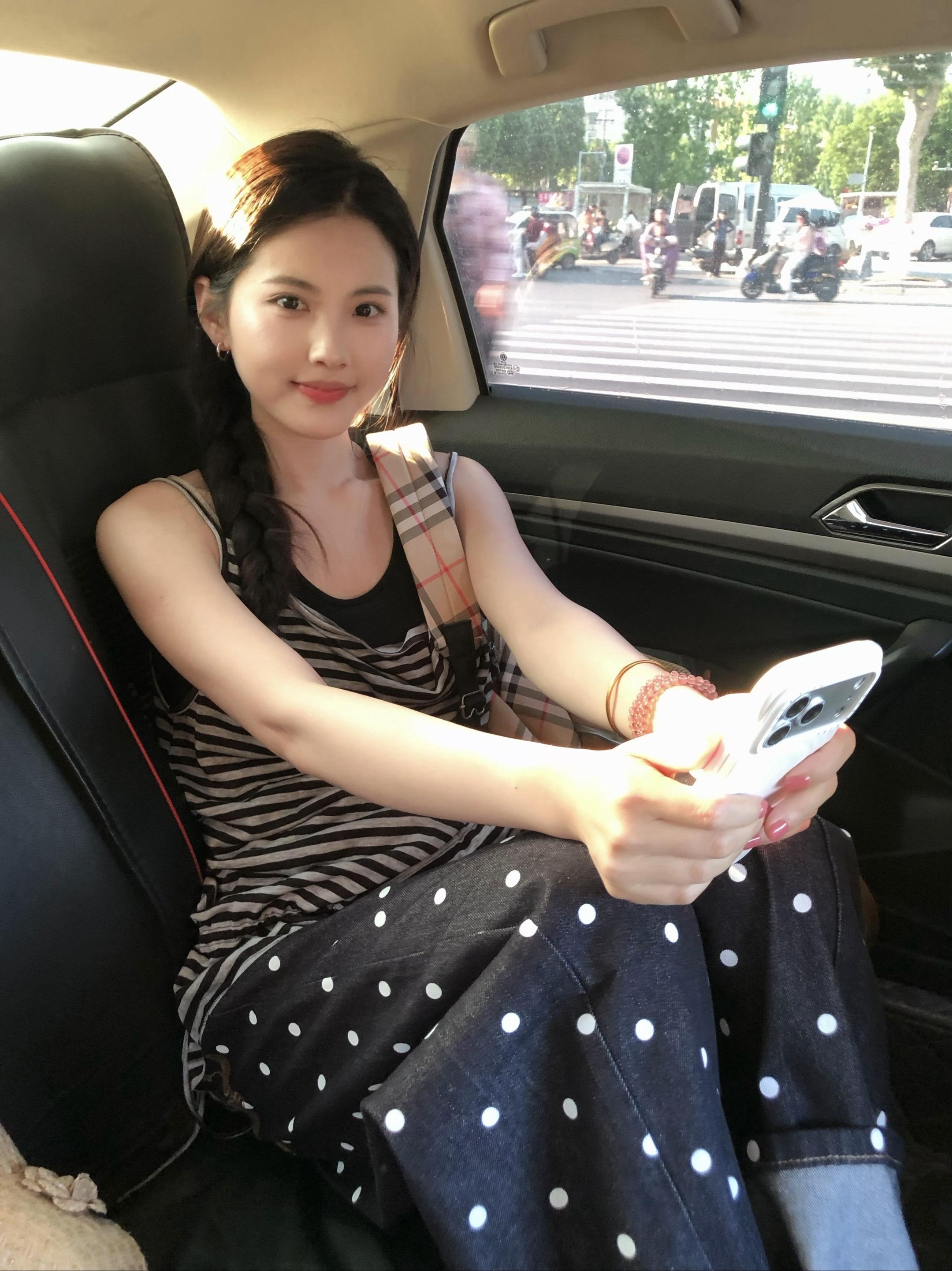 我们曾如此渴望命运的波澜 到最后才发现 人生最曼妙的风景 竟是内心的淡定与从容