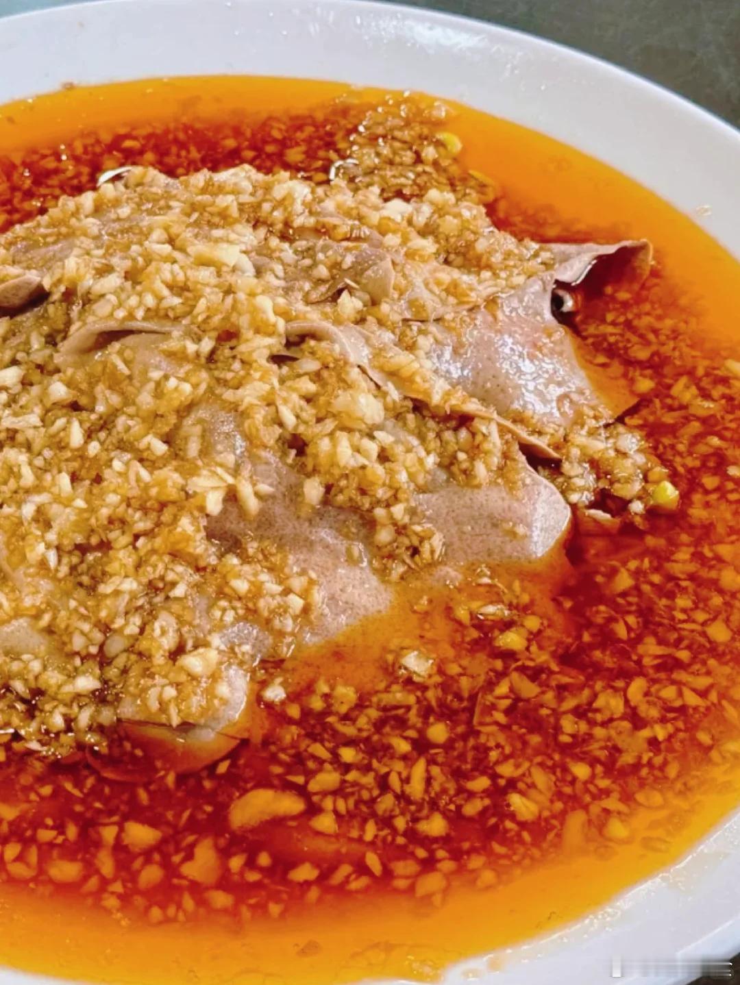 成都美食推荐·家人餐这家在老城内，位于西北方向，店面隐蔽且小，市井气息浓厚，多年