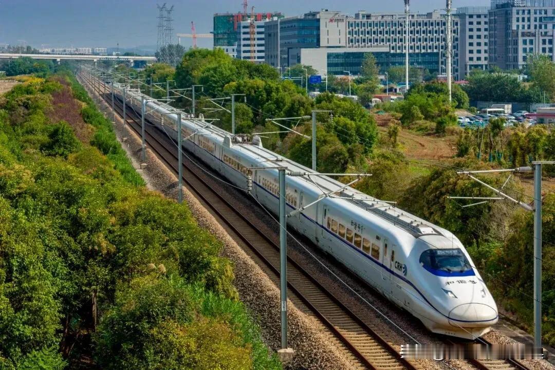 成渝双城生活圈提速，通勤族呼吁加密内江往返成都南早晚高铁班次，保障日常出行稳定。