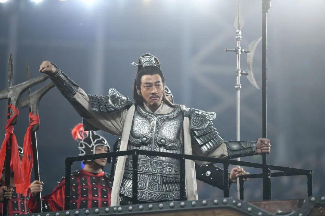 身披战甲燃爆苏超赛场后，何润东立刻开启全速模式！从宿迁赛场转战商务与新戏筹备，行