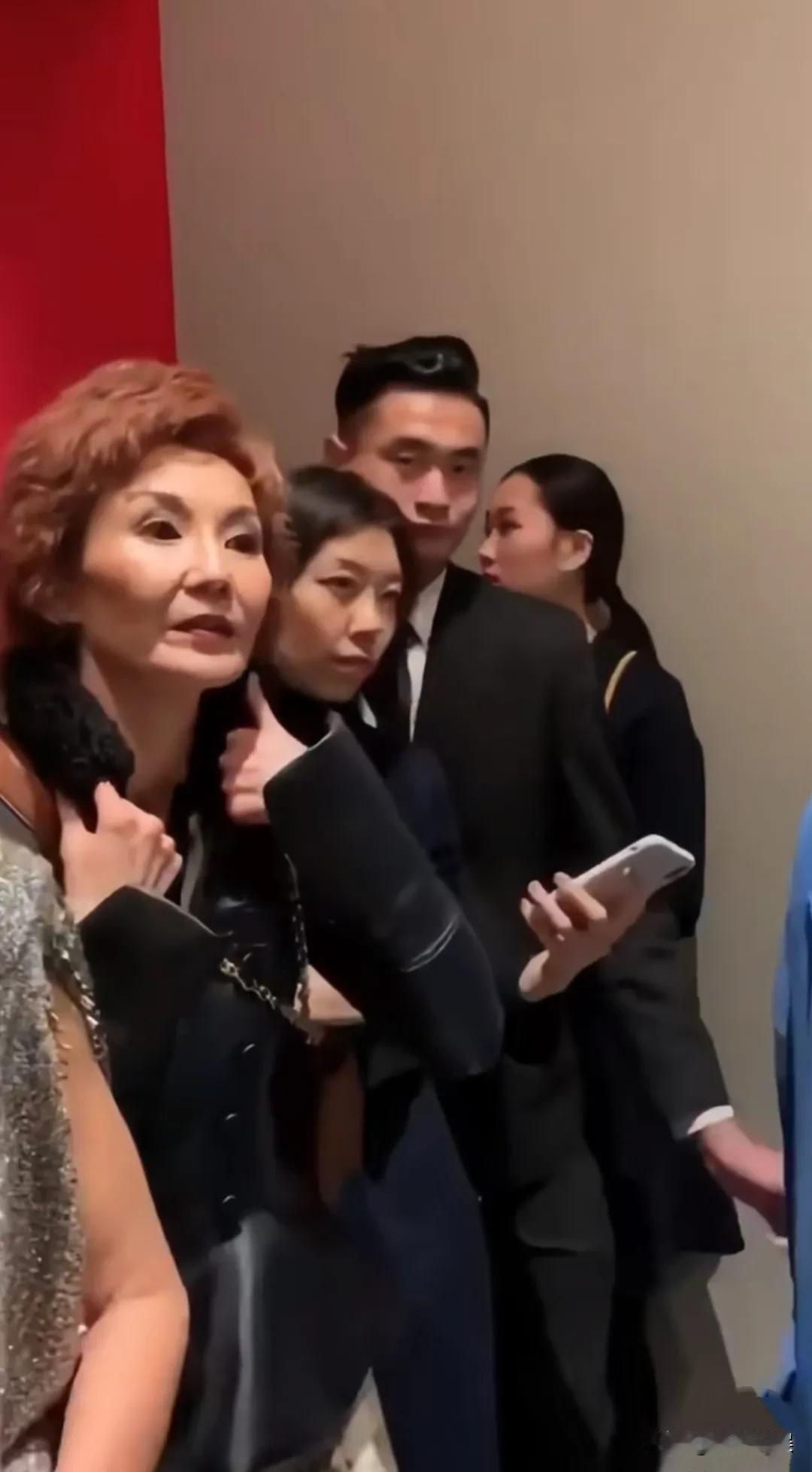 天哪！
张曼玉老了，怎么变化这么大？
颧骨高耸，眼窝深陷，法令纹深重，苹果肌肿胀