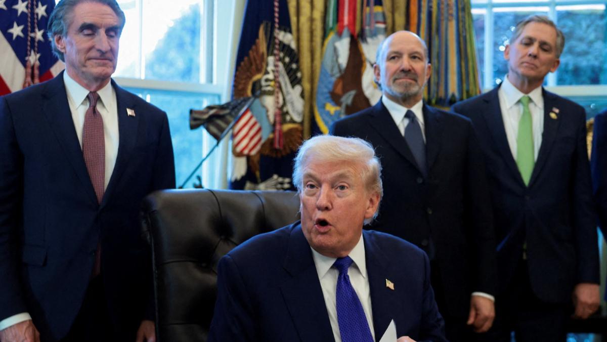 【特朗普推出“金库计划”反制中国稀土牌】特朗普2日宣布，将启动总额120亿美元的