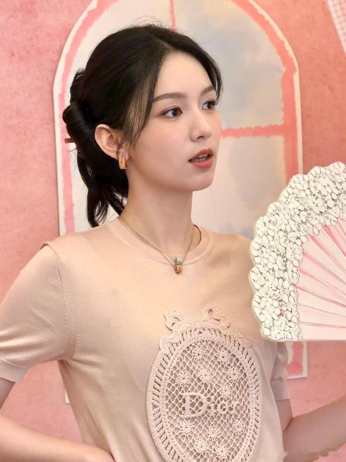 周也粉色甜妹造型一眼心动的粉系甜妹周也！淡粉穿搭衬得肤色通透，精致双盘发灵动俏皮