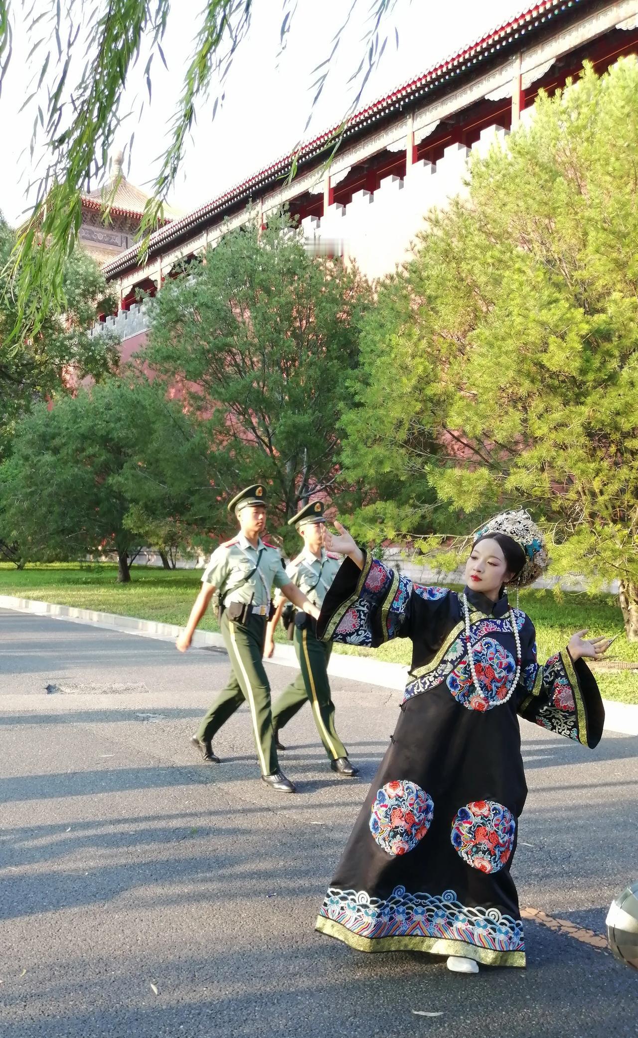 虽然天气正热，但，紫禁城外，东华门和西华门的护城河边，随处可见​穿着旗服拍抖音的