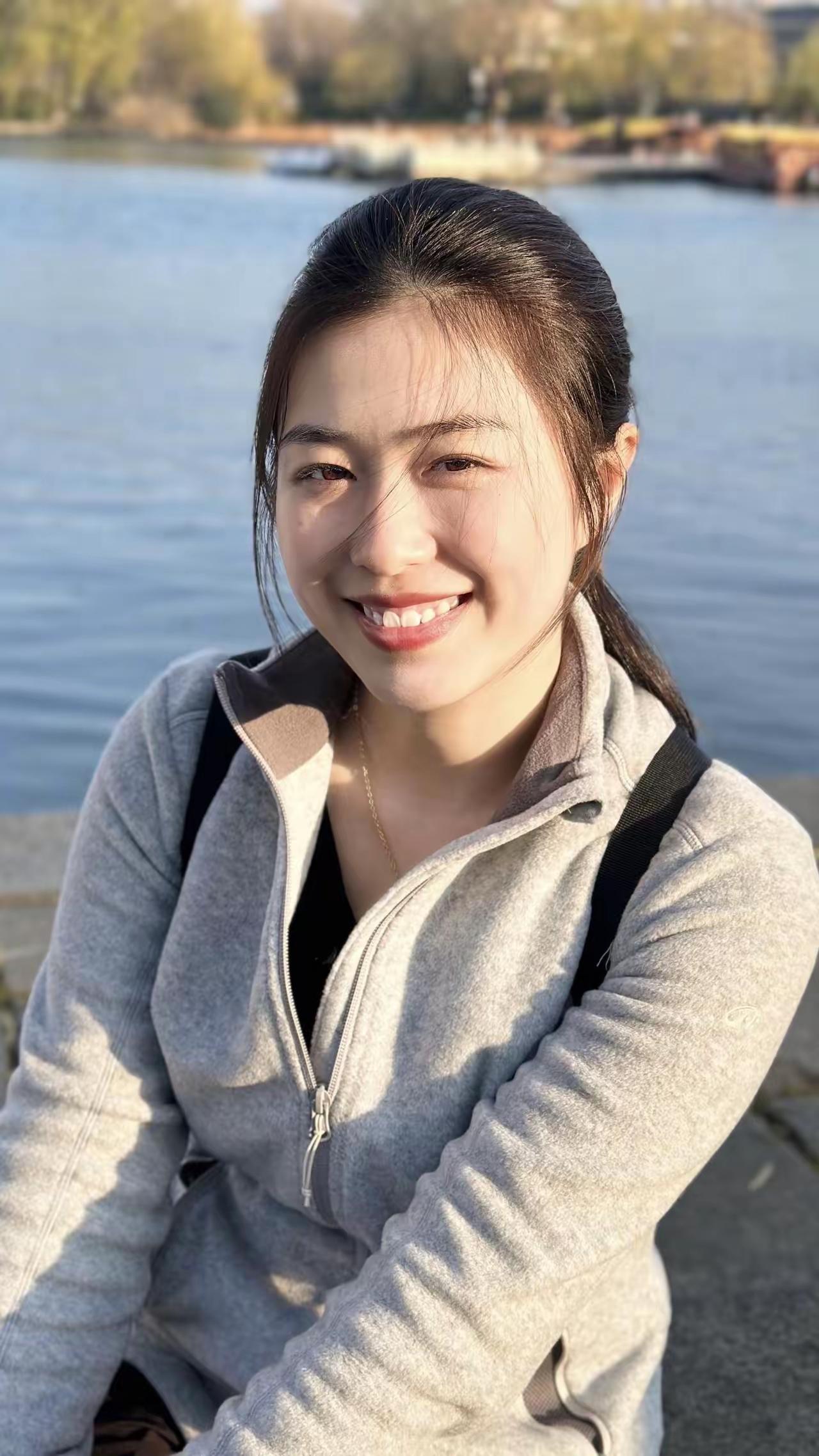 湖畔微风轻拂，正是松弛感穿搭带来治愈的时刻。
浅灰色抓绒外套，可是秋冬户外的贴心